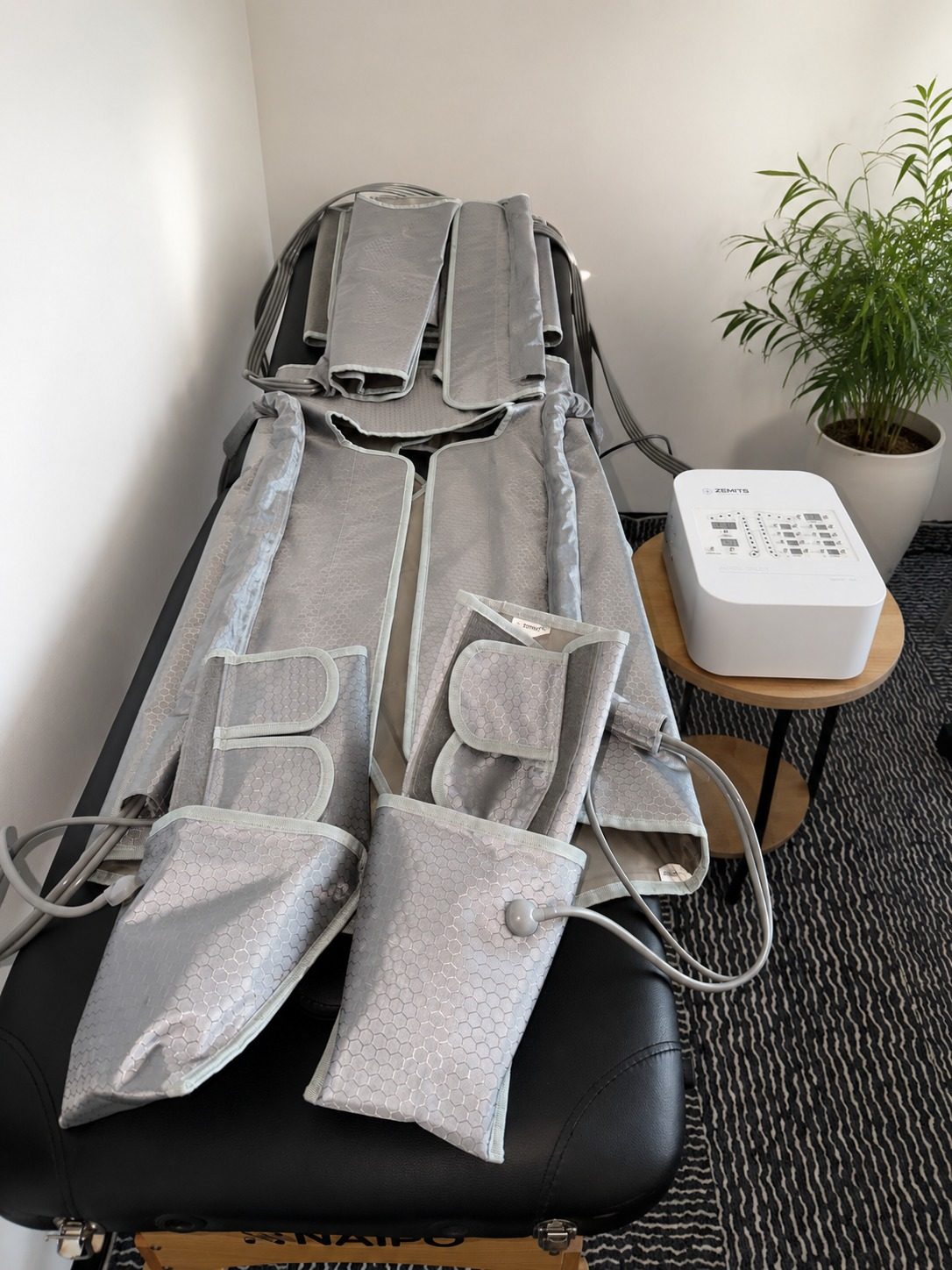 Pressotherapy suit and machine